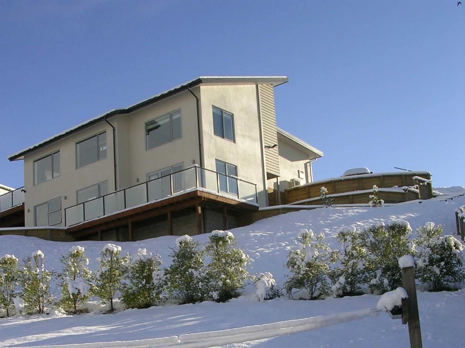 Criffel Peak View Bed And Breakfast Wanaka Exterior photo