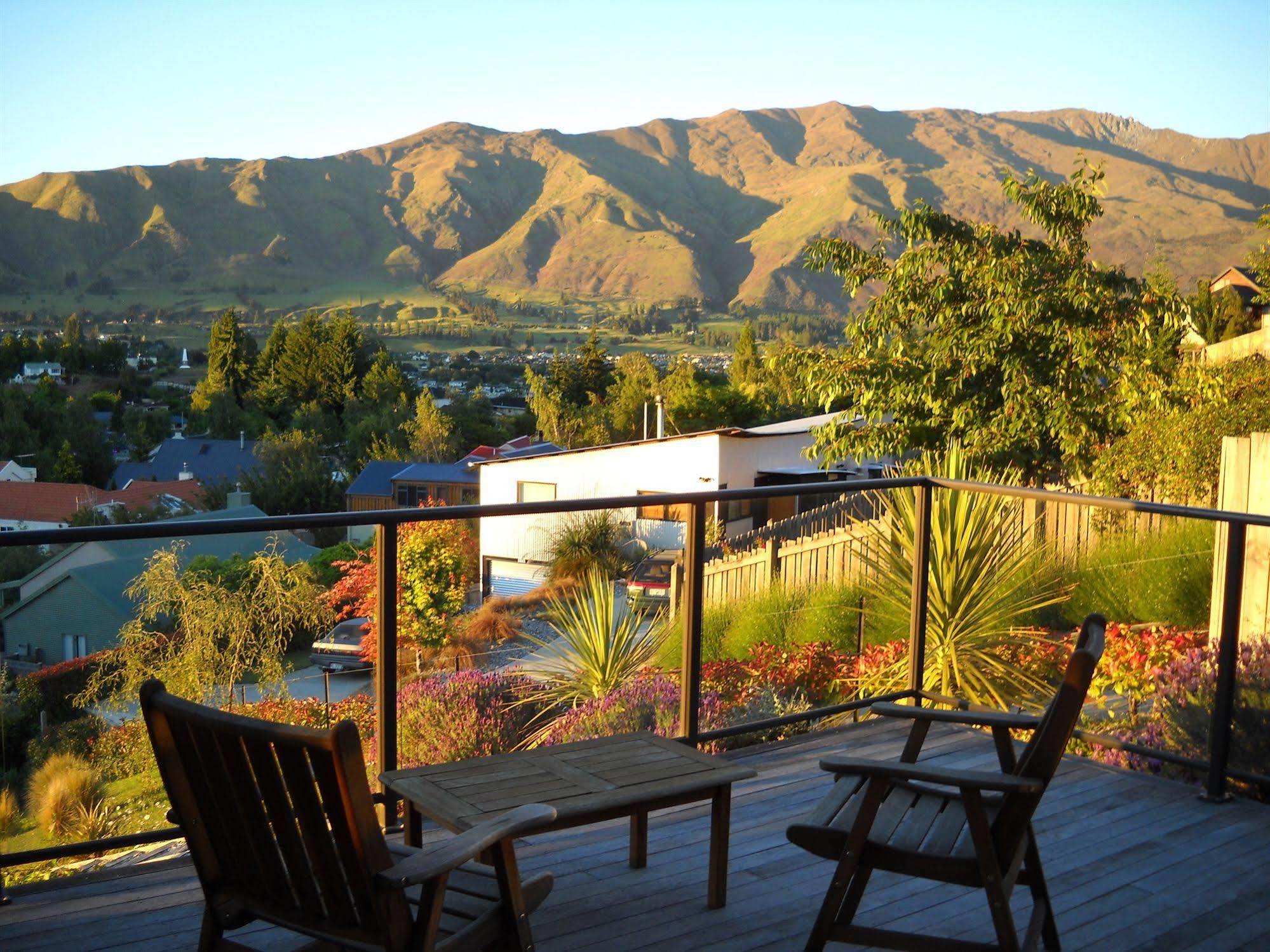 Criffel Peak View Bed And Breakfast Wanaka Exterior photo