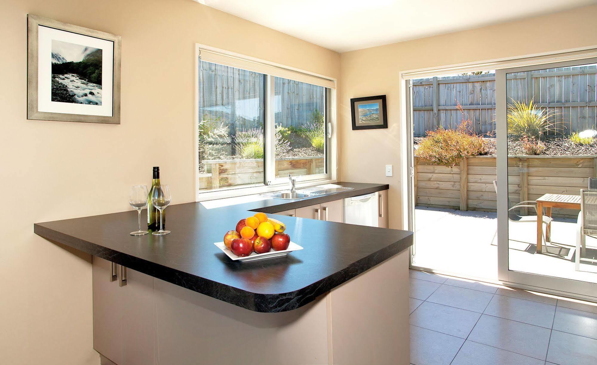 Criffel Peak View Bed And Breakfast Wanaka Exterior photo